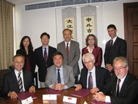 A 4-member delegation led by Prof. Andrew Petter (second from right, front row), President and Vice-Chancellor of Simon Fraser University, Canada, visited CUHK on 19 November 2012.